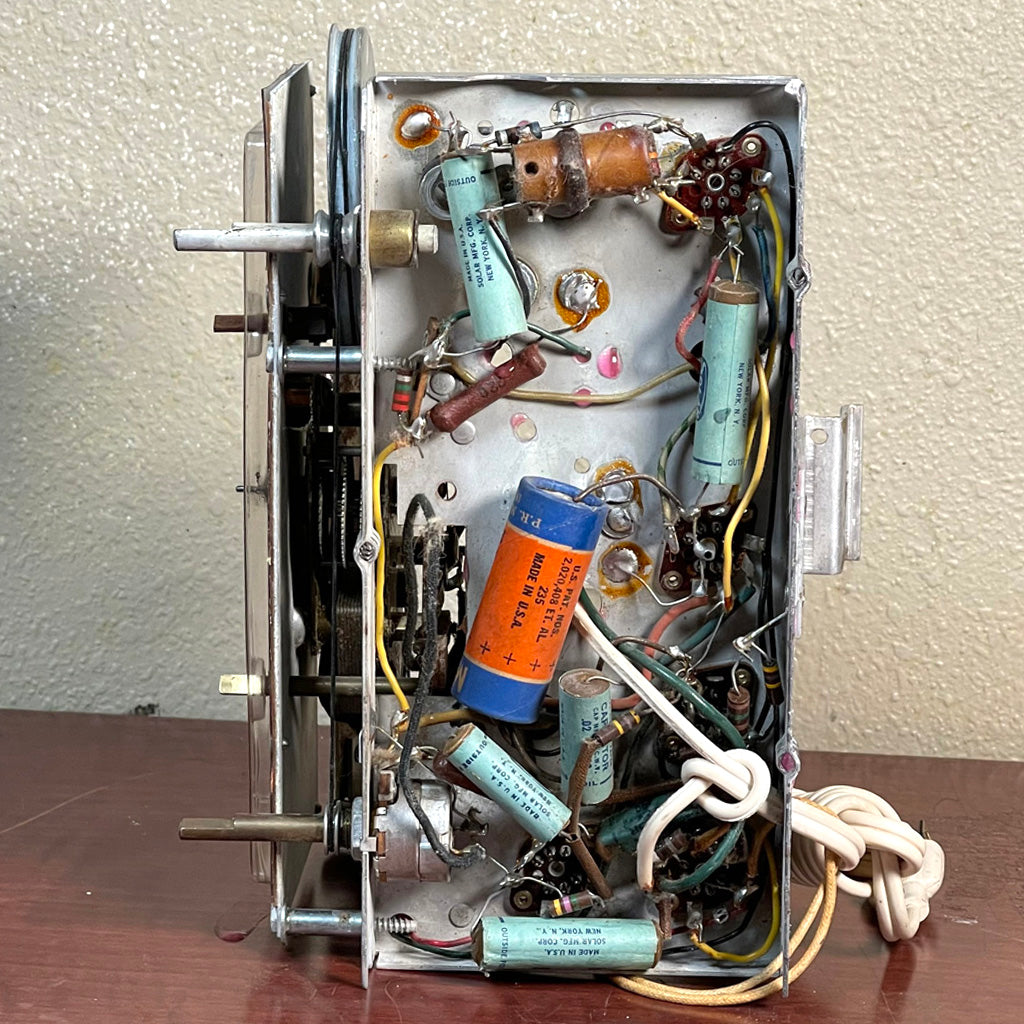 DeWald B-502 Catalin radio in top-quality condition