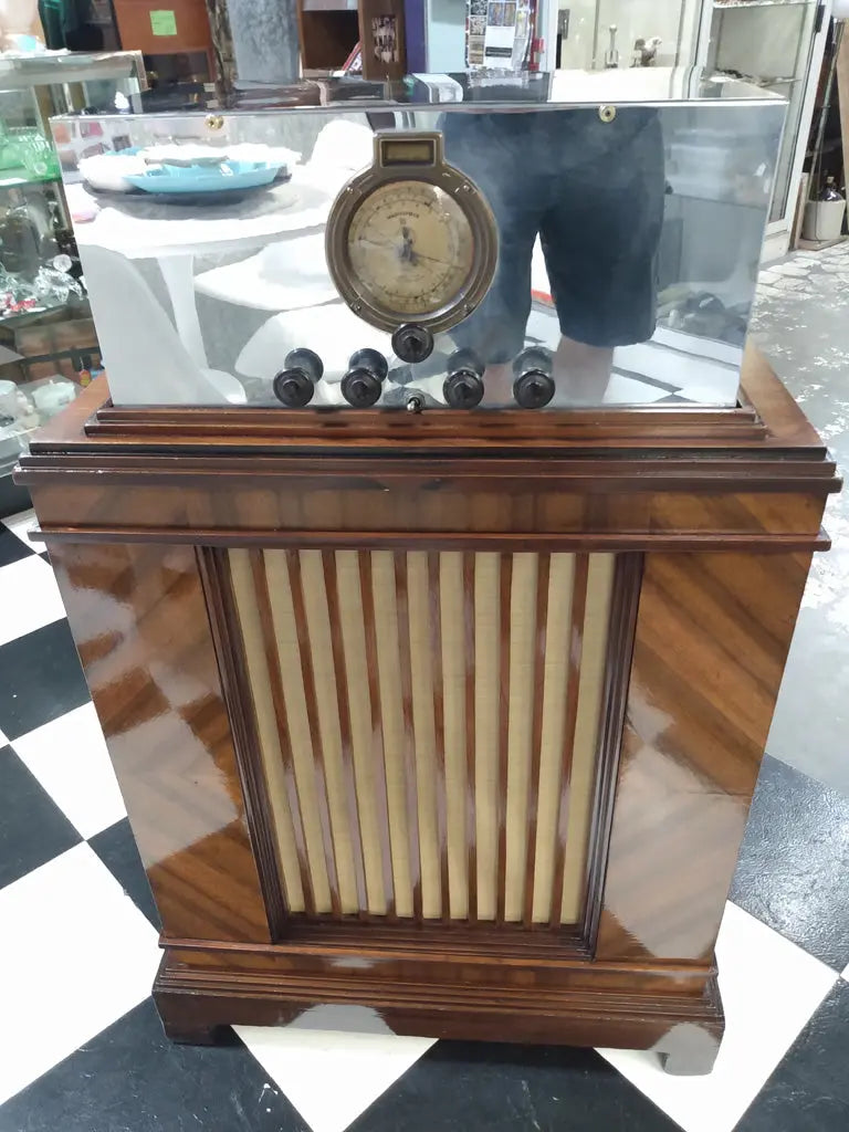McMurdo-Silver Masterpiece III Console Radio (1935)