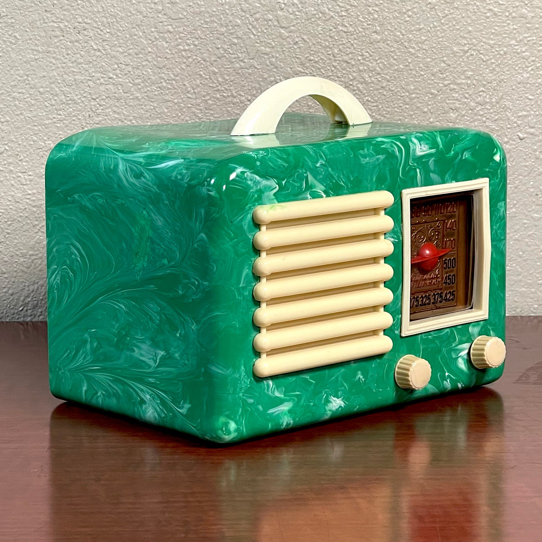 General Television A5A Green Swirl Bakelite Radio